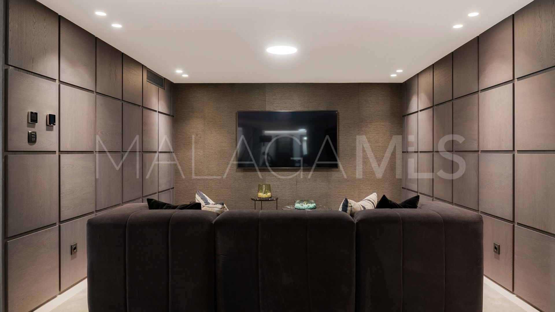 Villa for sale in Nueva Andalucia