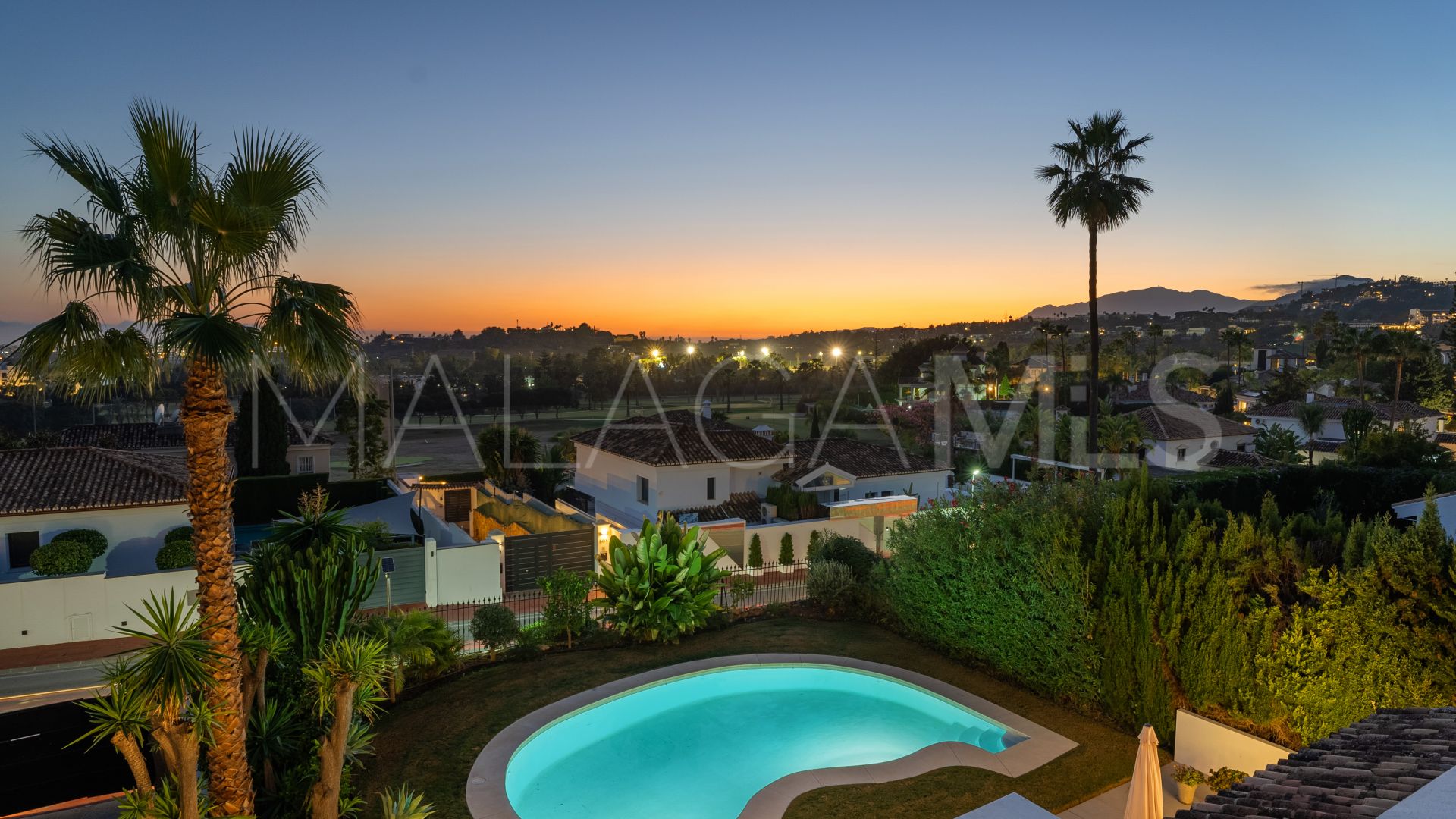 Villa for sale in Nueva Andalucia