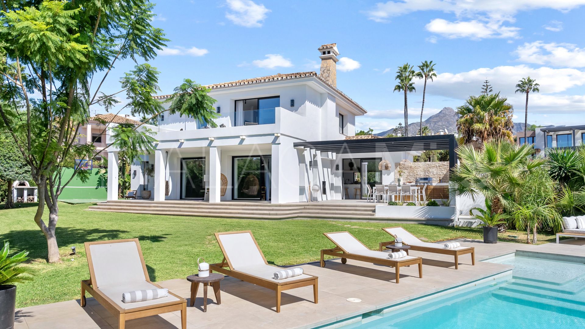 Villa for sale in Nueva Andalucia