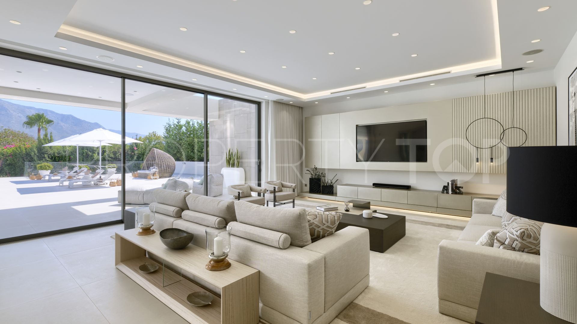 Buy villa with 9 bedrooms in Las Brisas del Golf
