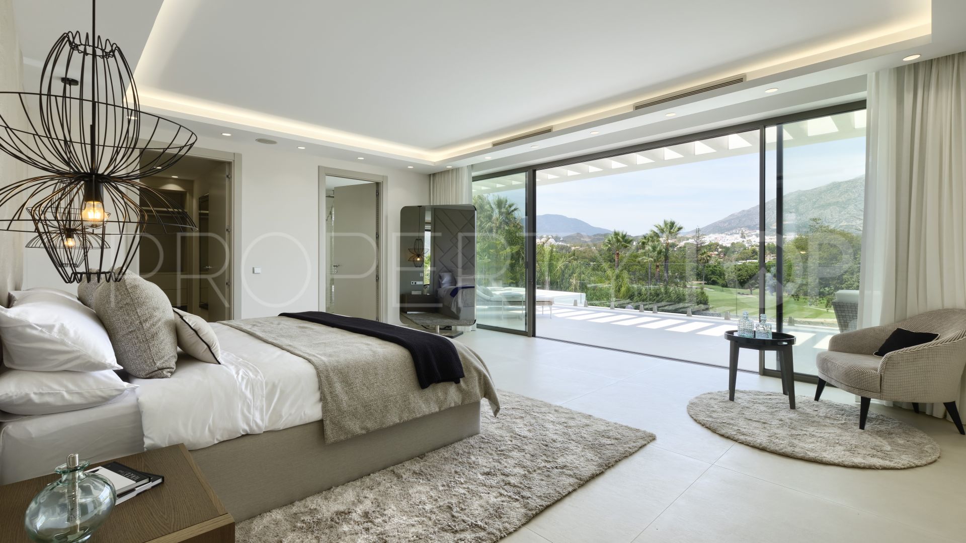 Buy villa with 9 bedrooms in Las Brisas del Golf
