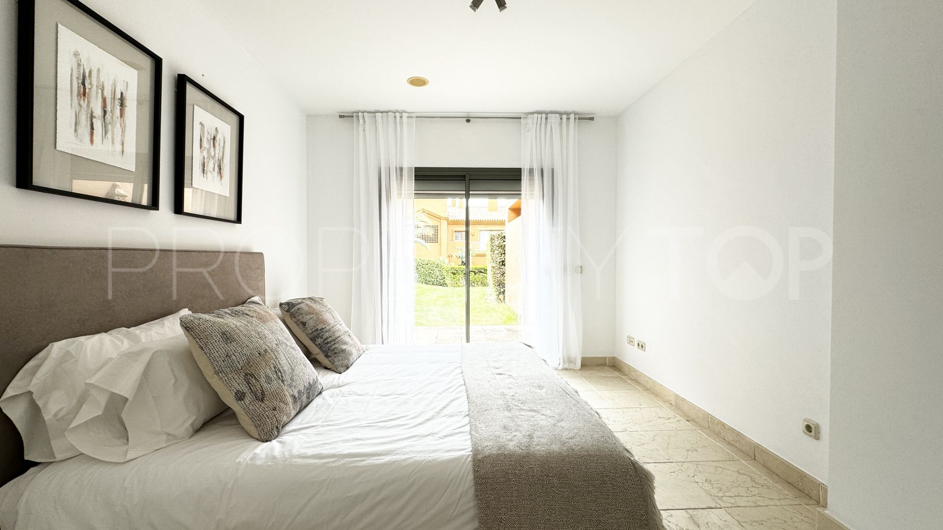 Apartamento planta baja en venta con 3 dormitorios en Benatalaya
