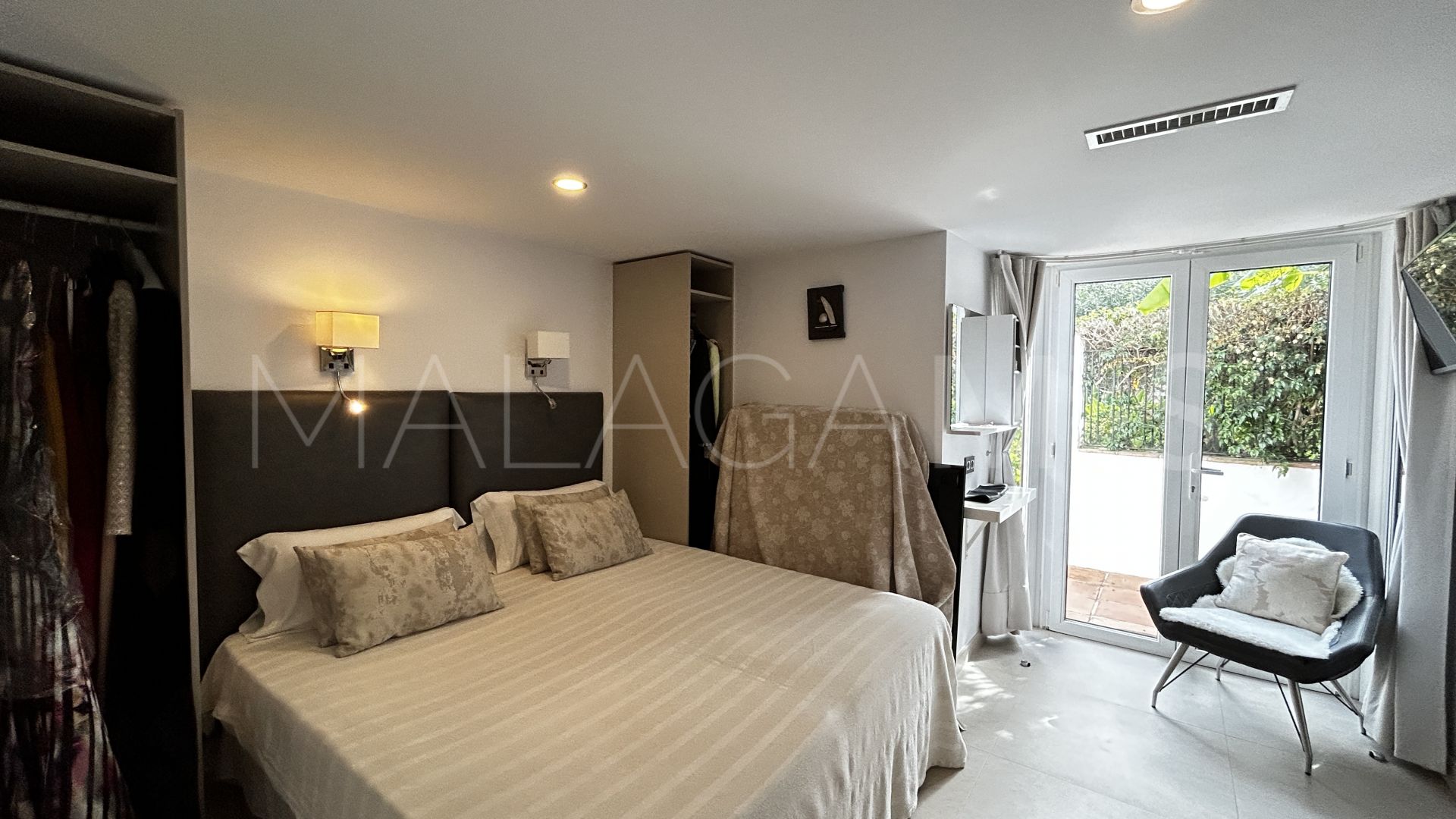 For sale villa in Linda Vista Baja with 8 bedrooms