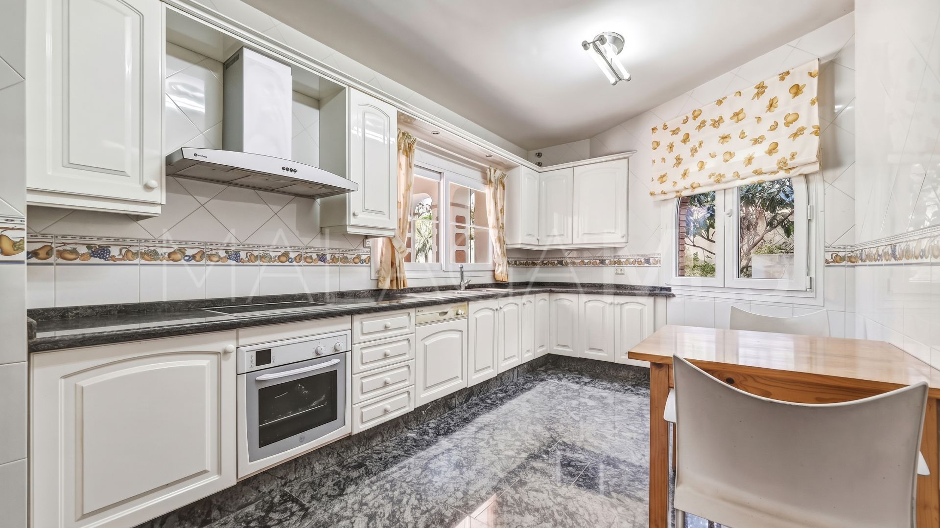 Buy 5 bedrooms chalet in Benalmadena