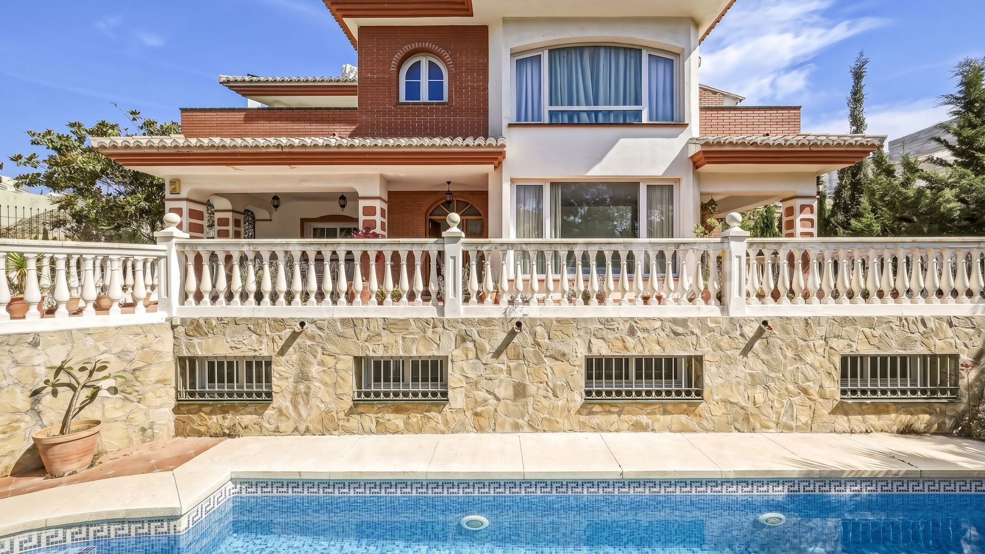 Buy 5 bedrooms chalet in Benalmadena
