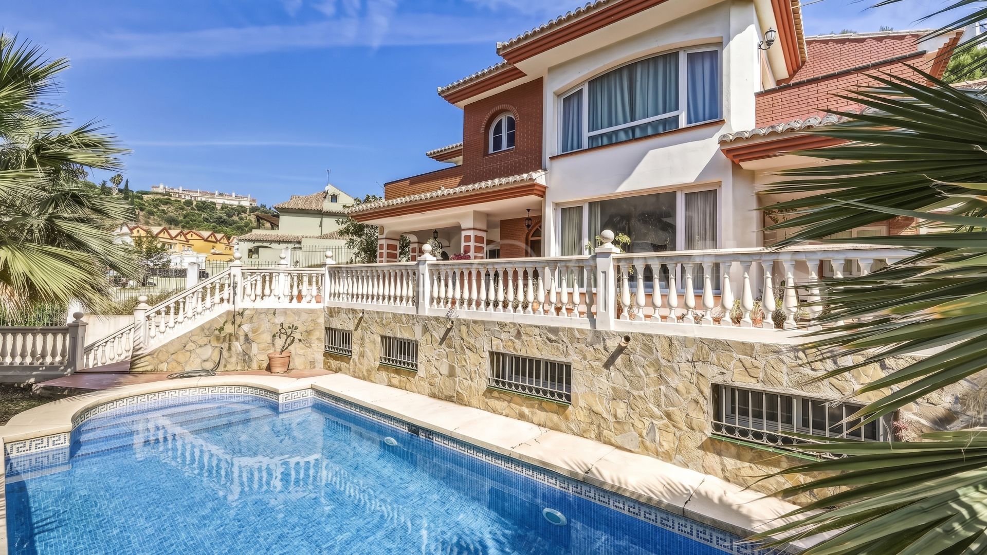Buy 5 bedrooms chalet in Benalmadena