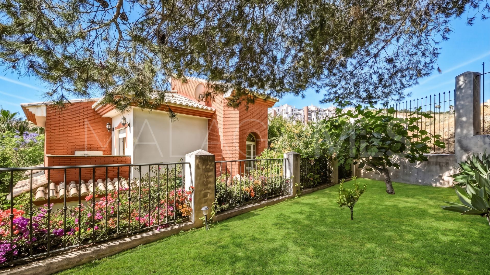 Buy 5 bedrooms chalet in Benalmadena