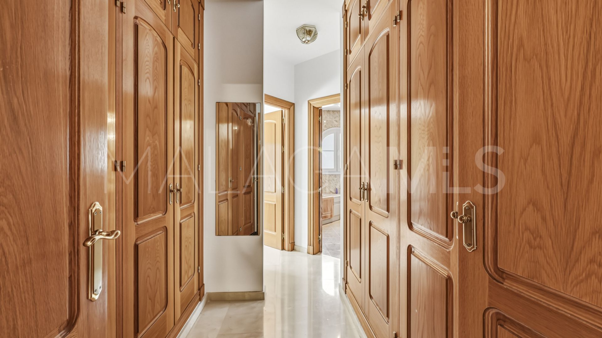 Buy 5 bedrooms chalet in Benalmadena