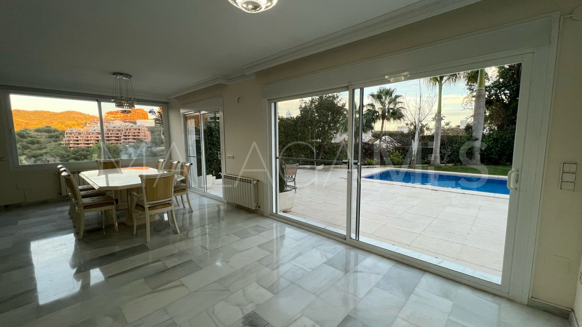 Villa for sale in Elviria
