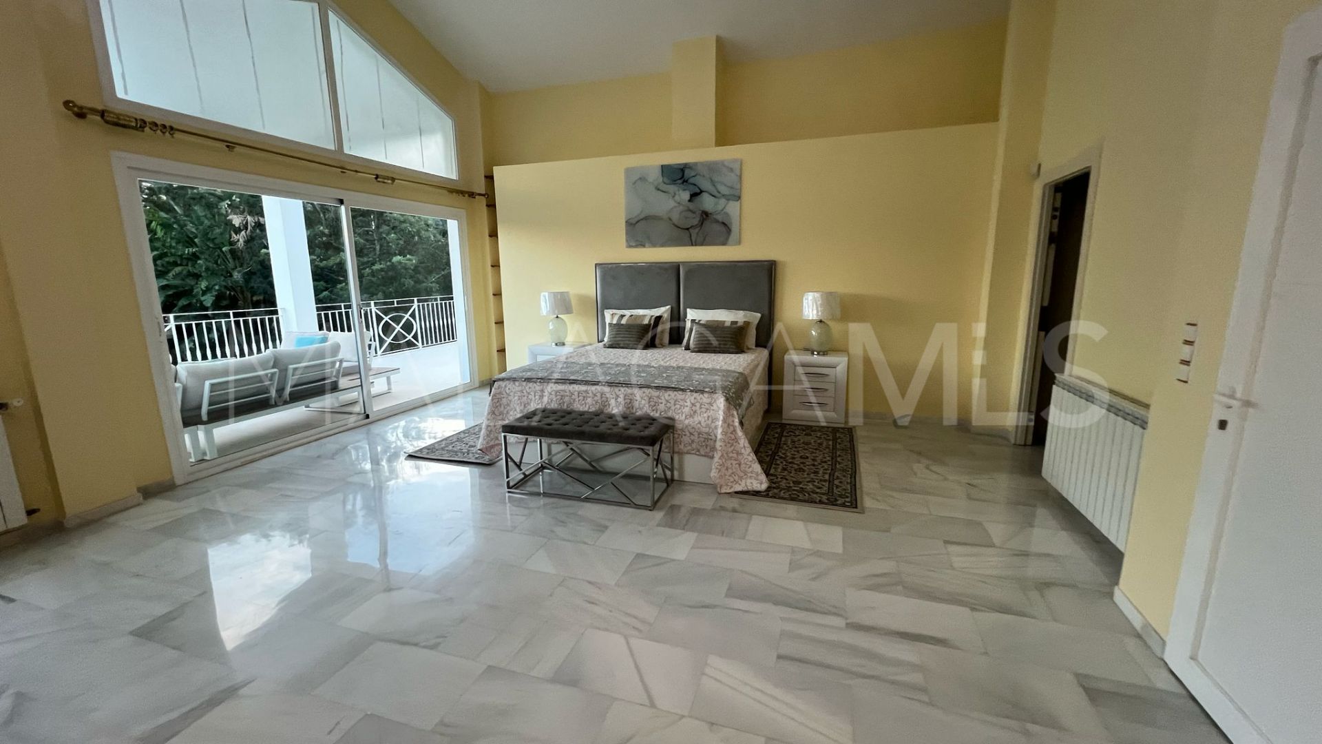 Villa for sale in Elviria
