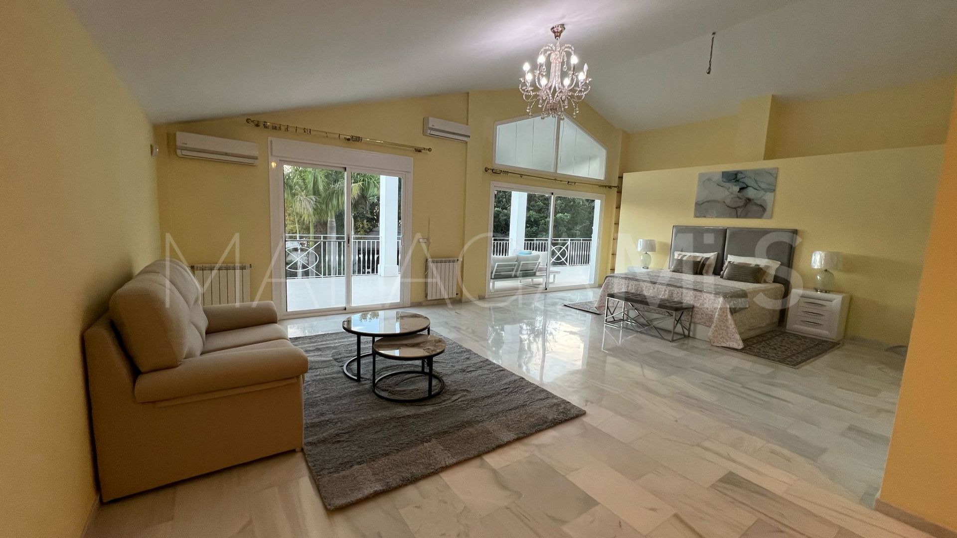 Villa for sale in Elviria