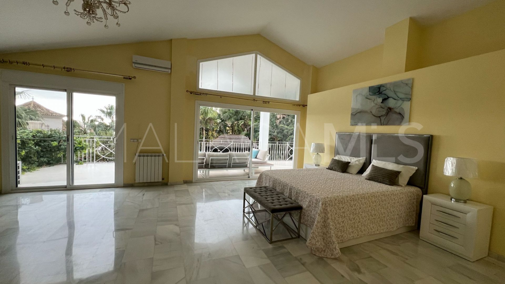 Villa for sale in Elviria