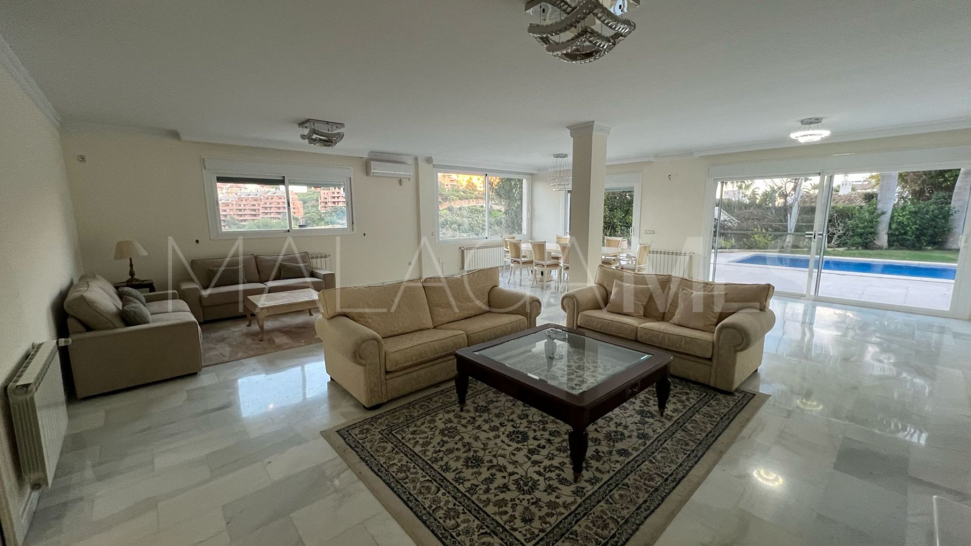 Villa for sale in Elviria