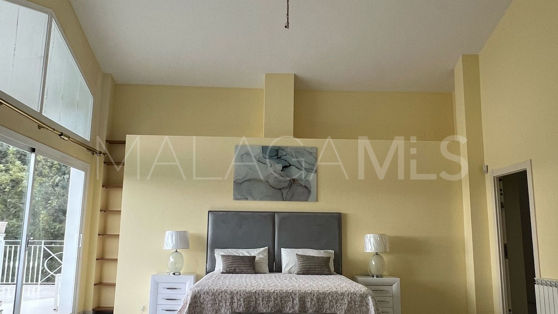 Villa for sale in Elviria