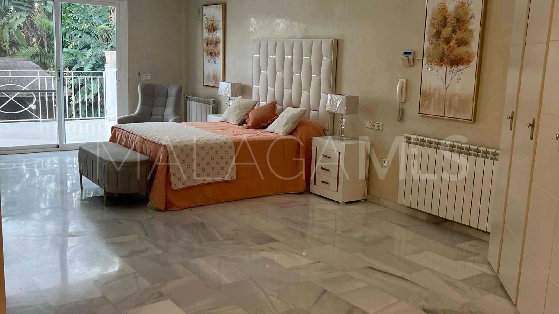 Villa for sale in Elviria
