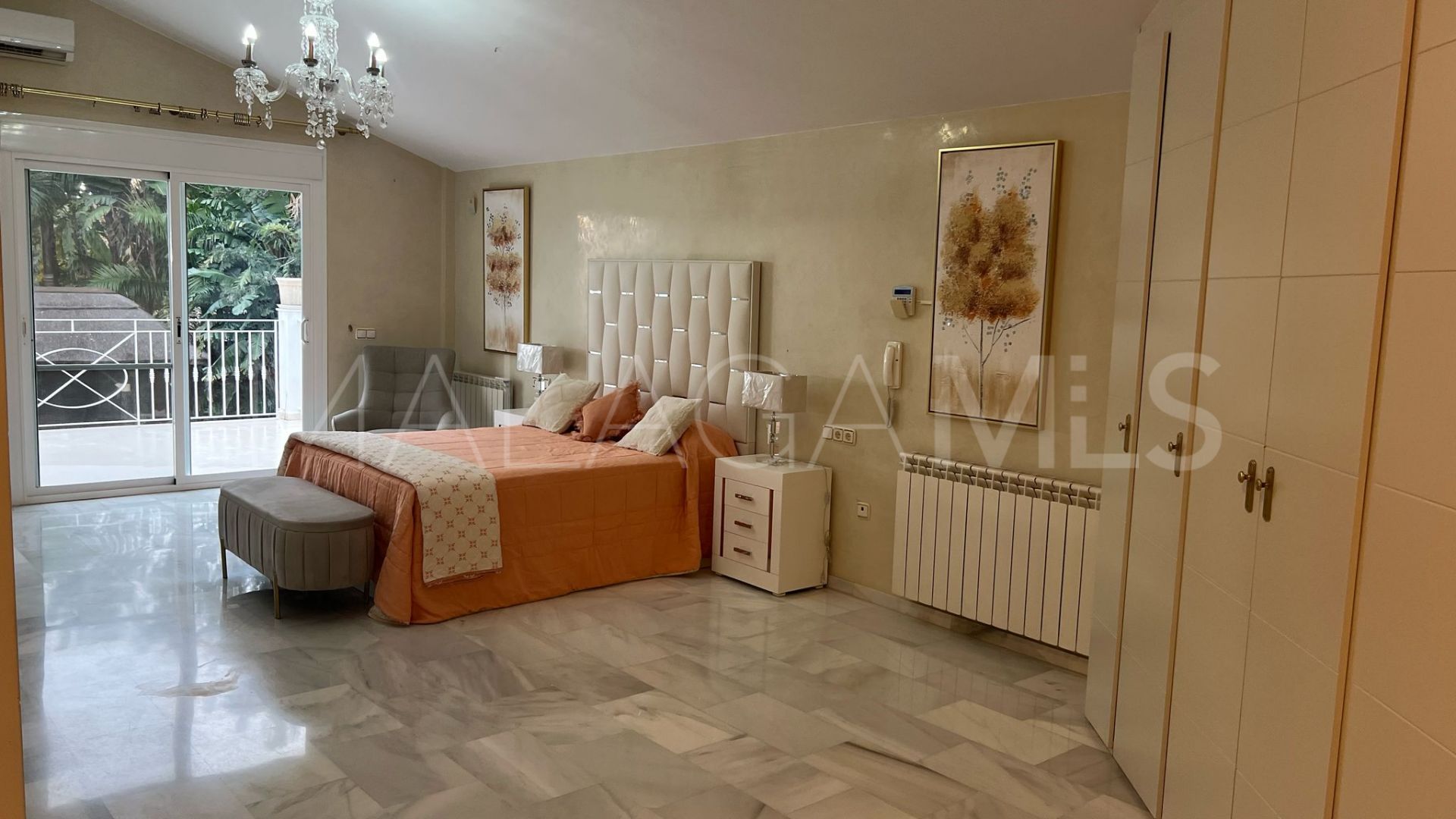 Villa for sale in Elviria
