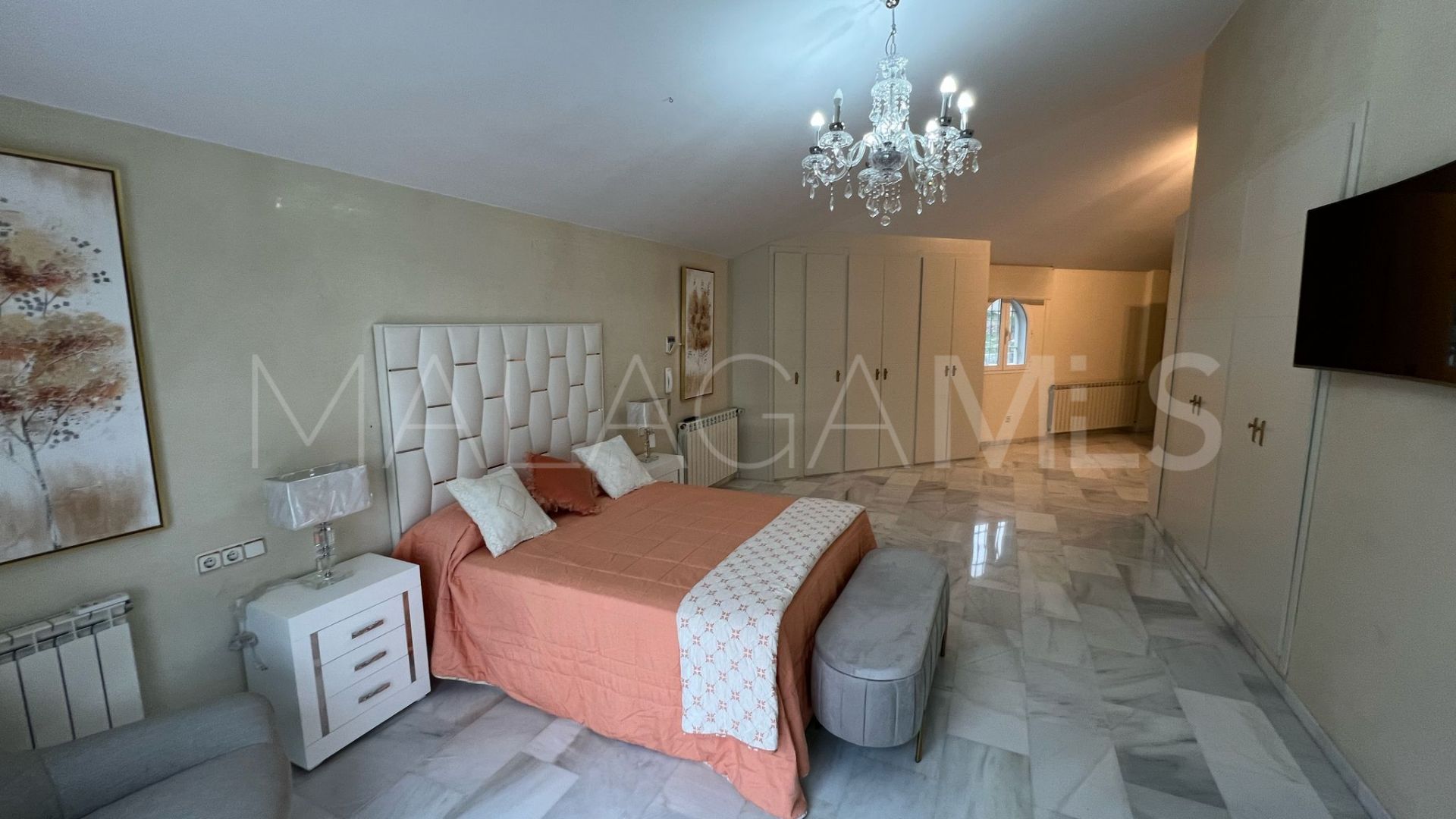 Villa for sale in Elviria