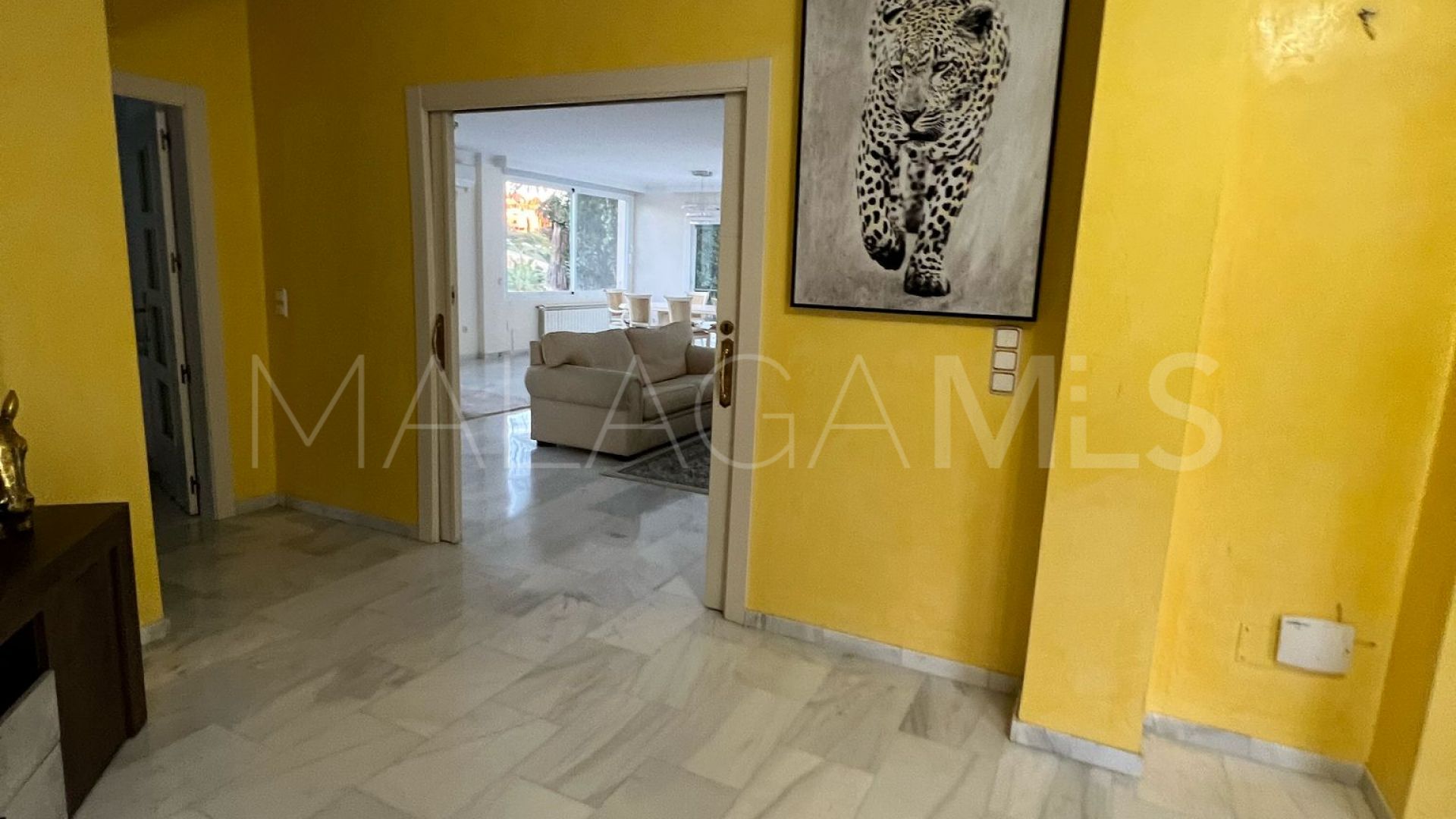 Villa for sale in Elviria