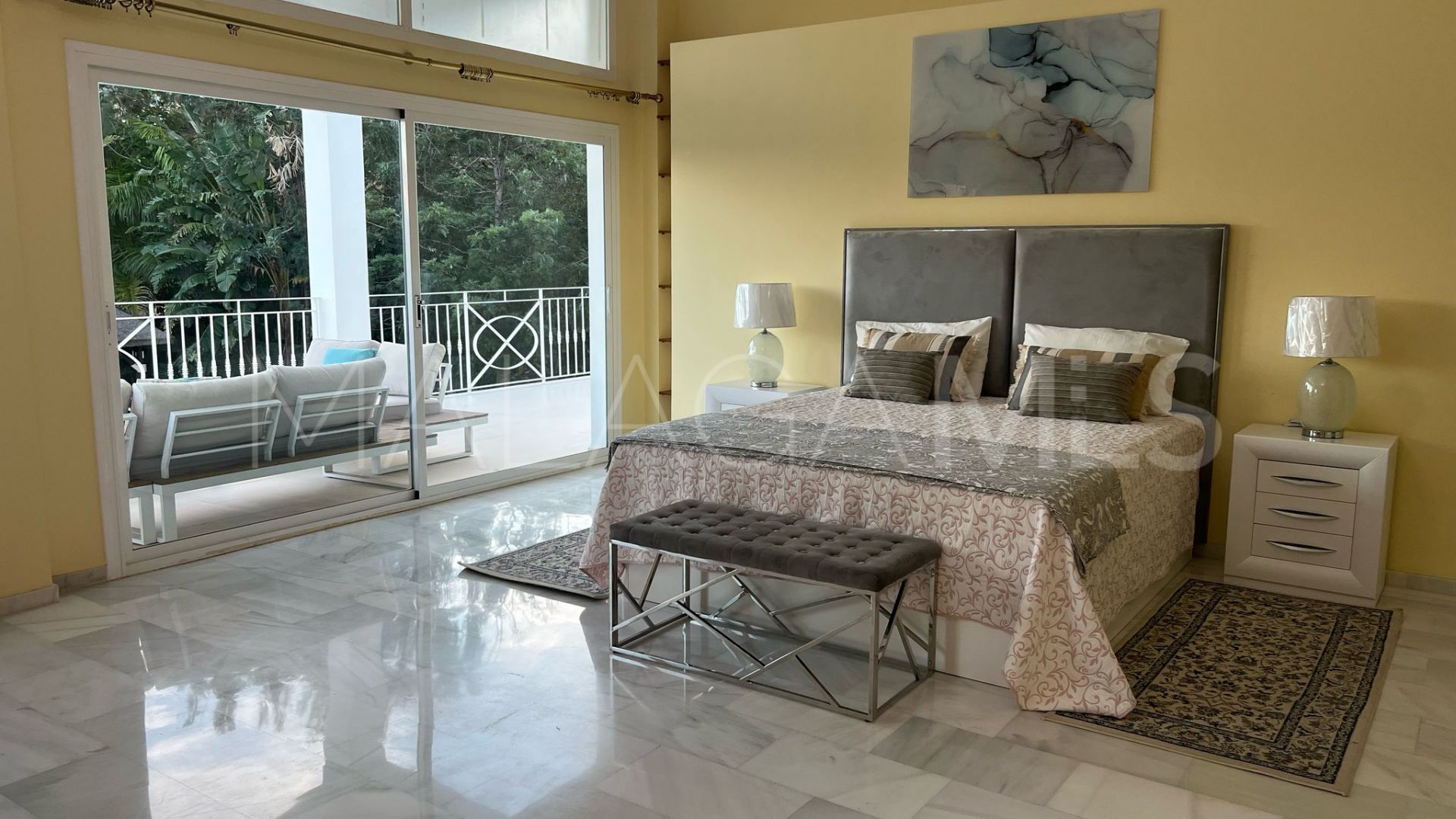 Villa for sale in Elviria