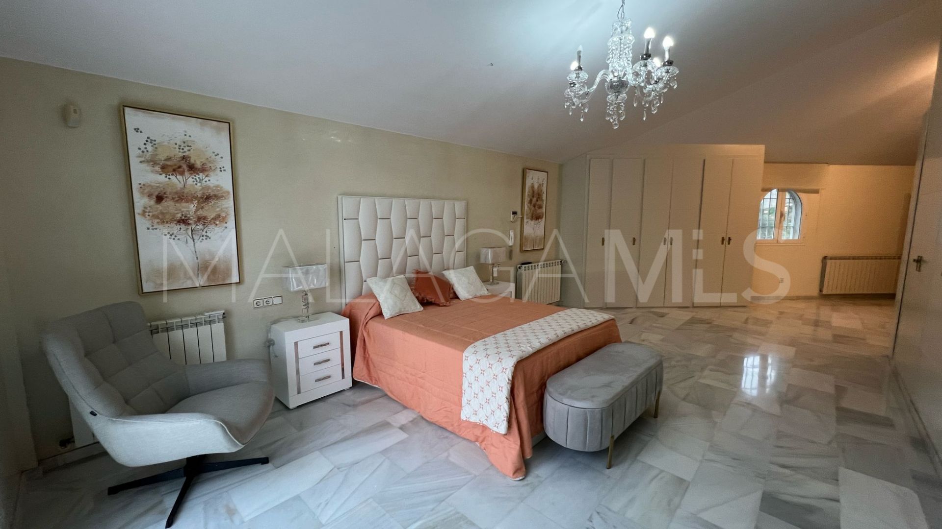 Villa for sale in Elviria