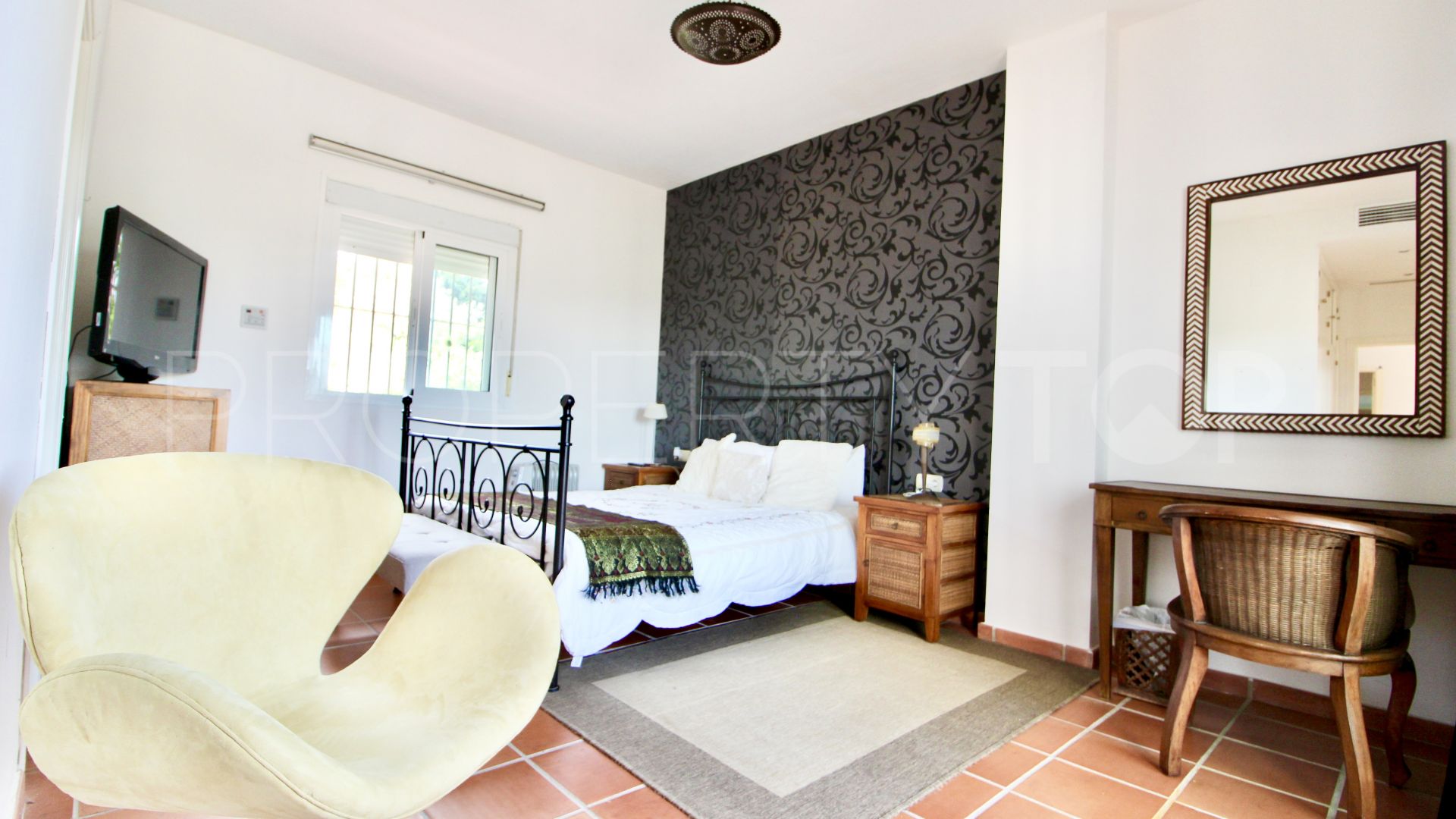 Buy Sotogrande villa with 5 bedrooms