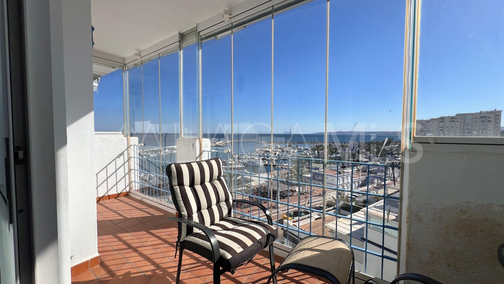 Buy apartment with 2 bedrooms in Estepona Puerto