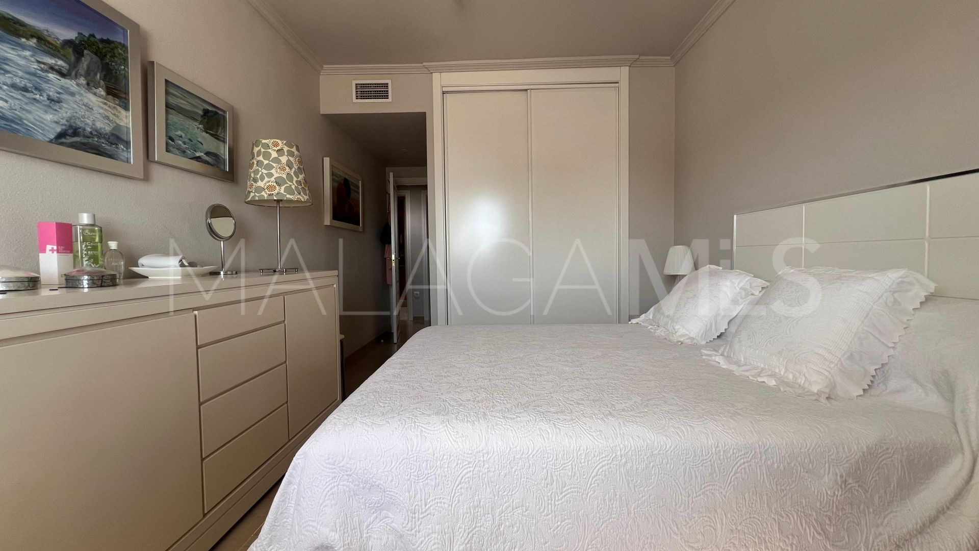 Buy apartment with 2 bedrooms in Estepona Puerto