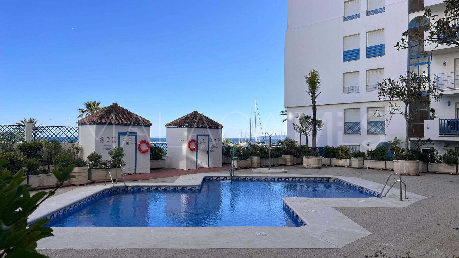 Buy apartment with 2 bedrooms in Estepona Puerto