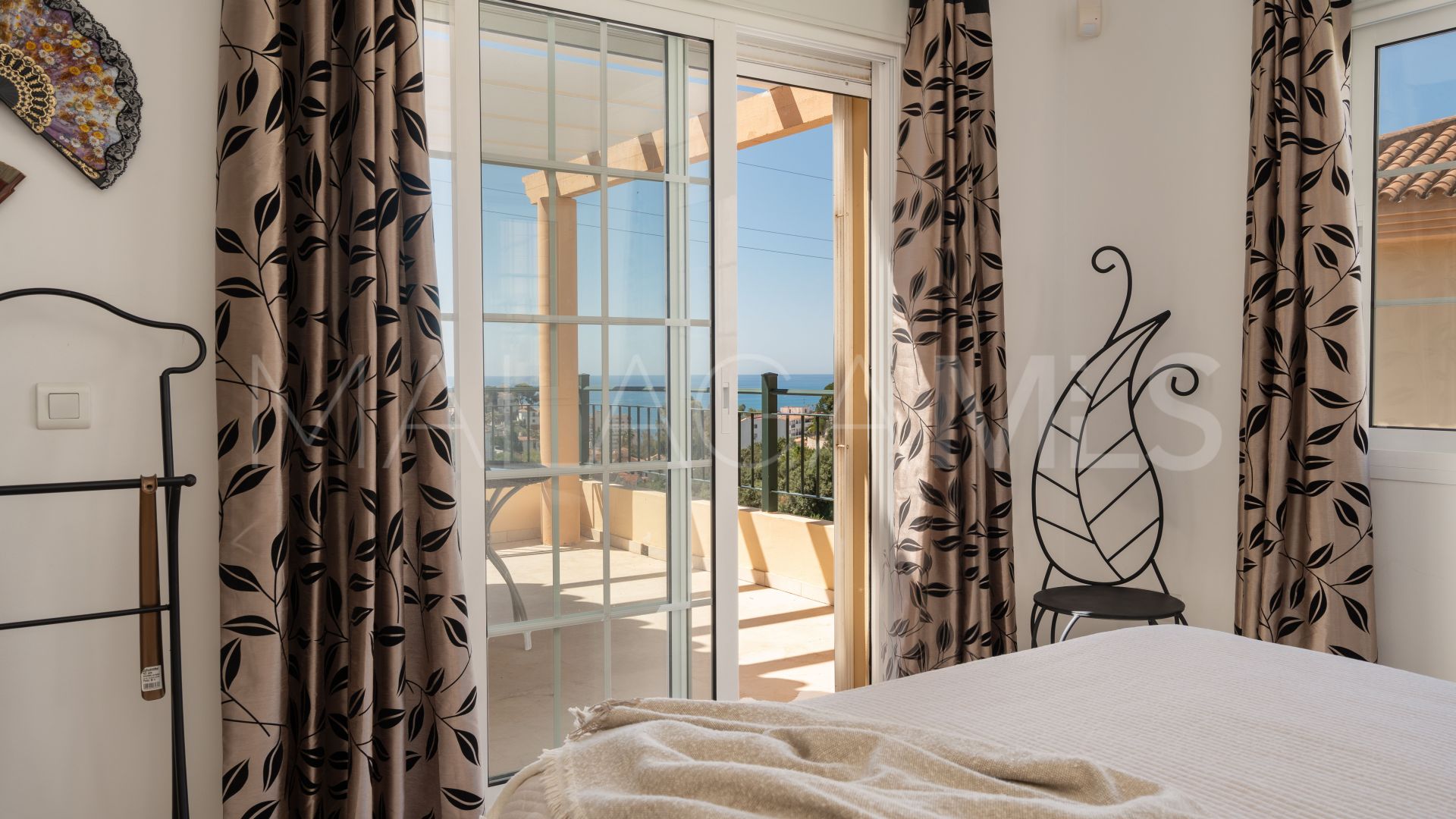 Buy Torreblanca villa with 4 bedrooms