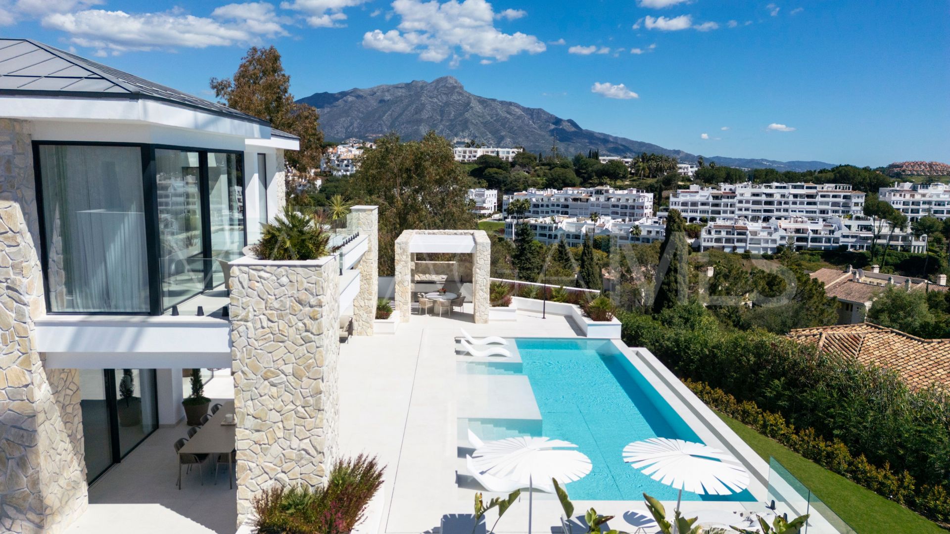 Villa for sale in Benahavis