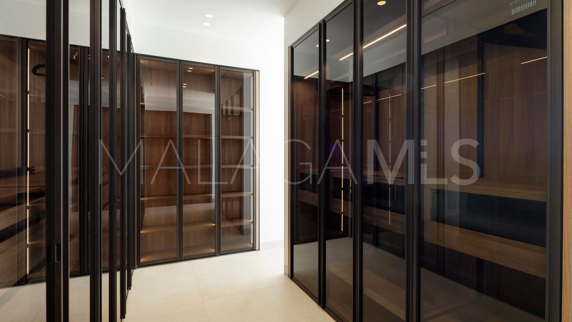 Villa for sale in Benahavis