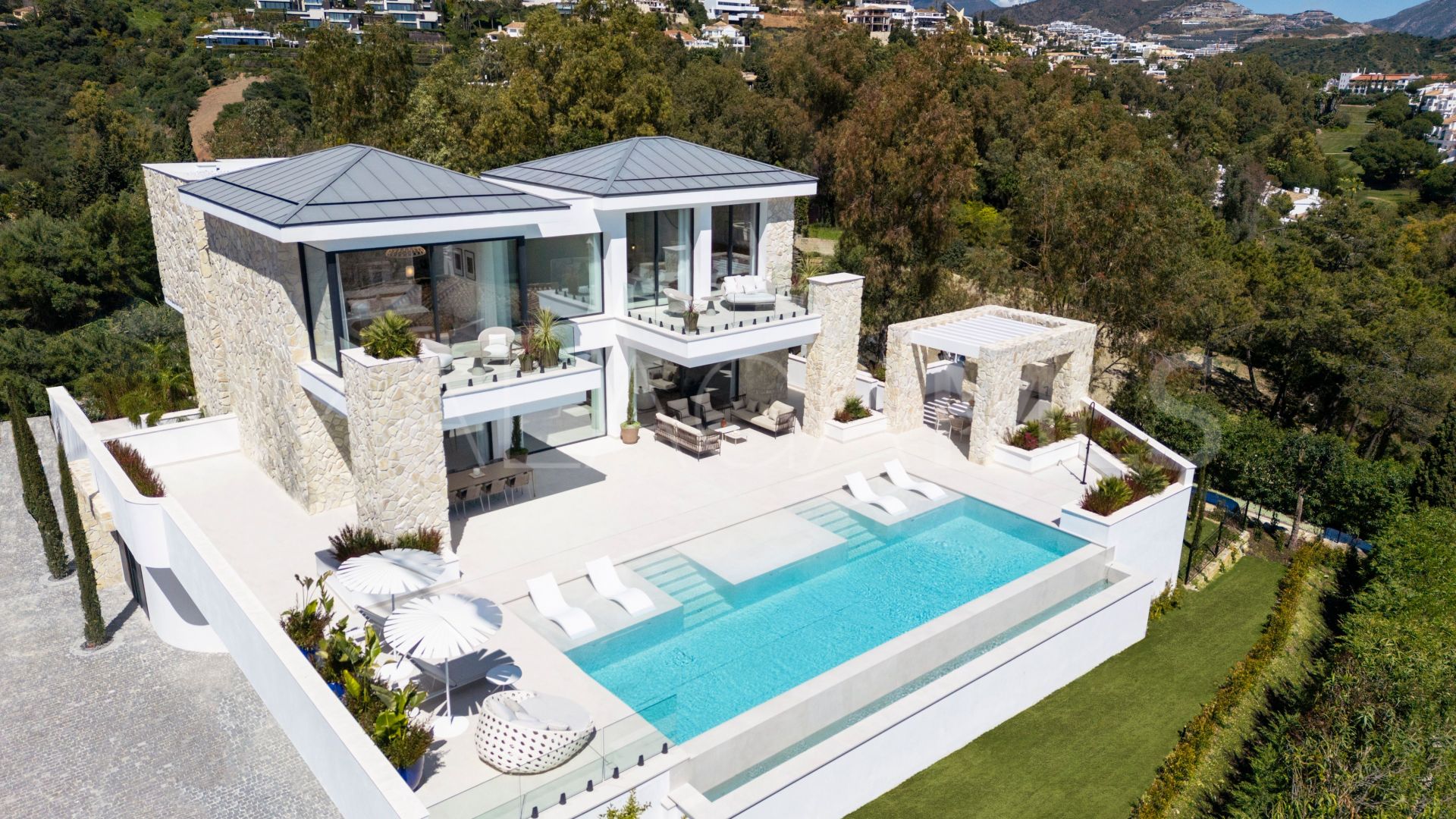 Villa for sale in Benahavis