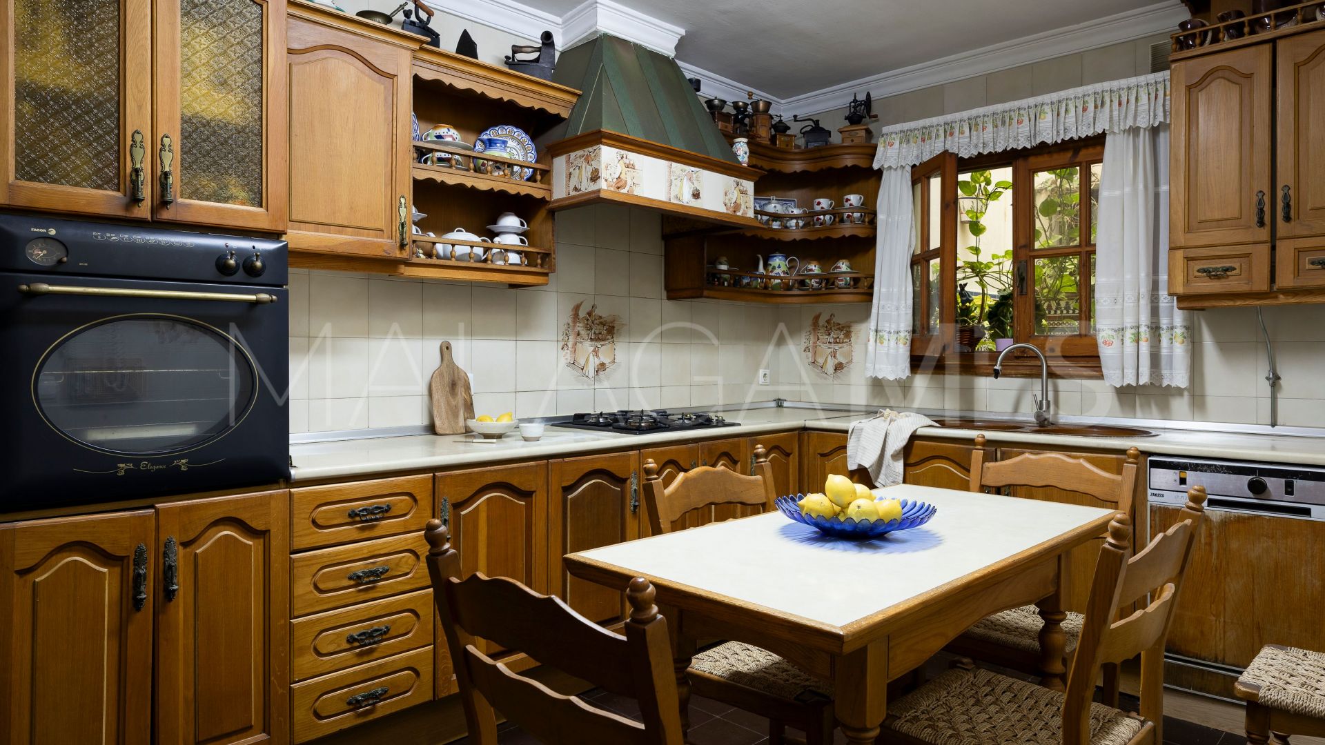For sale San Pedro de Alcantara house with 8 bedrooms