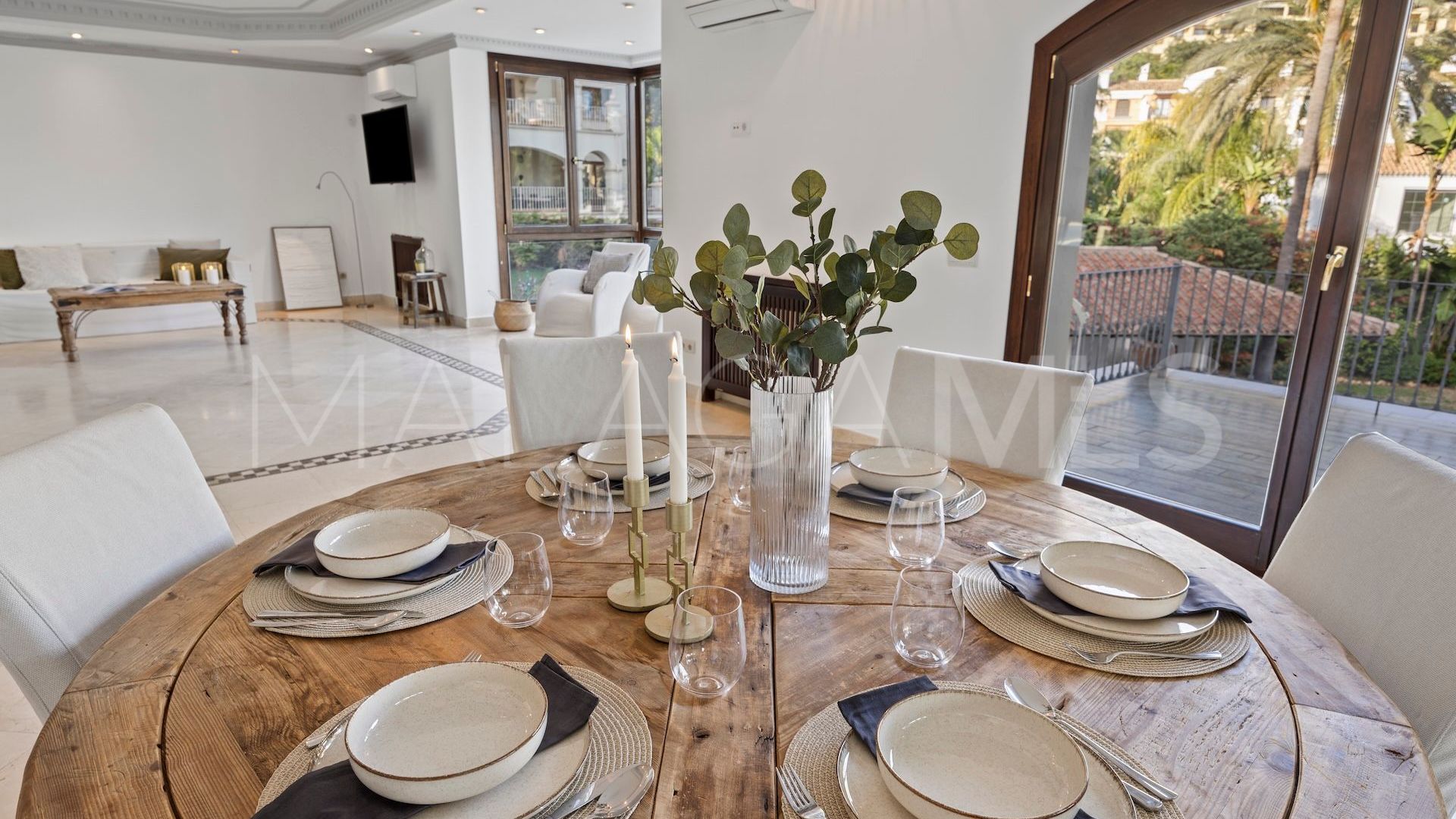 Se vende villa pareada in Los Arqueros de 6 bedrooms