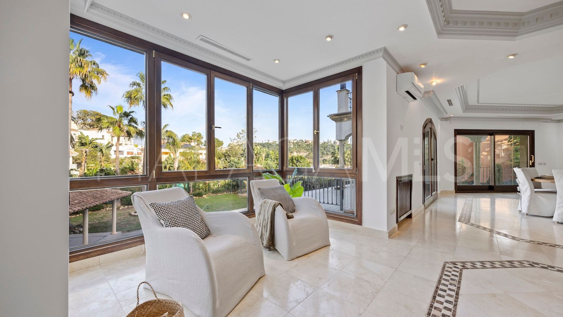 Se vende villa pareada in Los Arqueros de 6 bedrooms