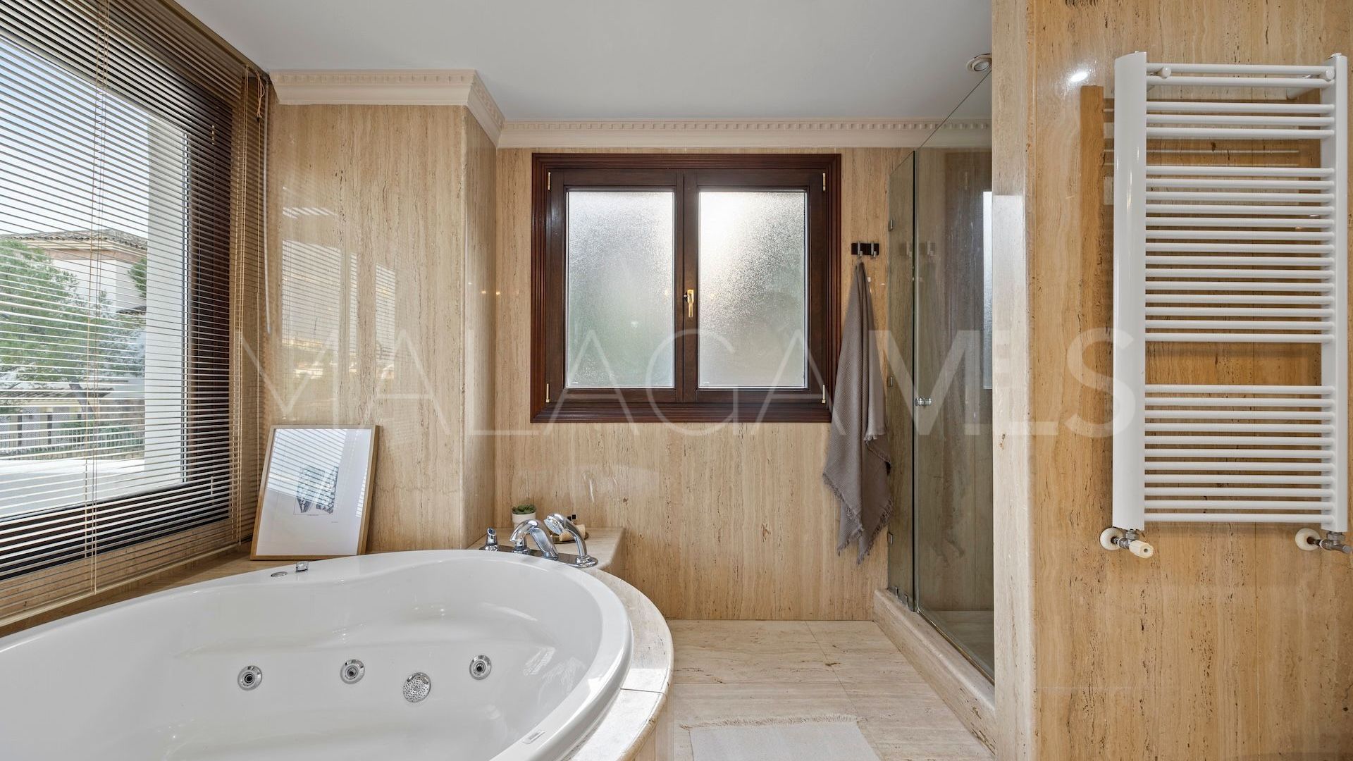 Se vende villa pareada in Los Arqueros de 6 bedrooms