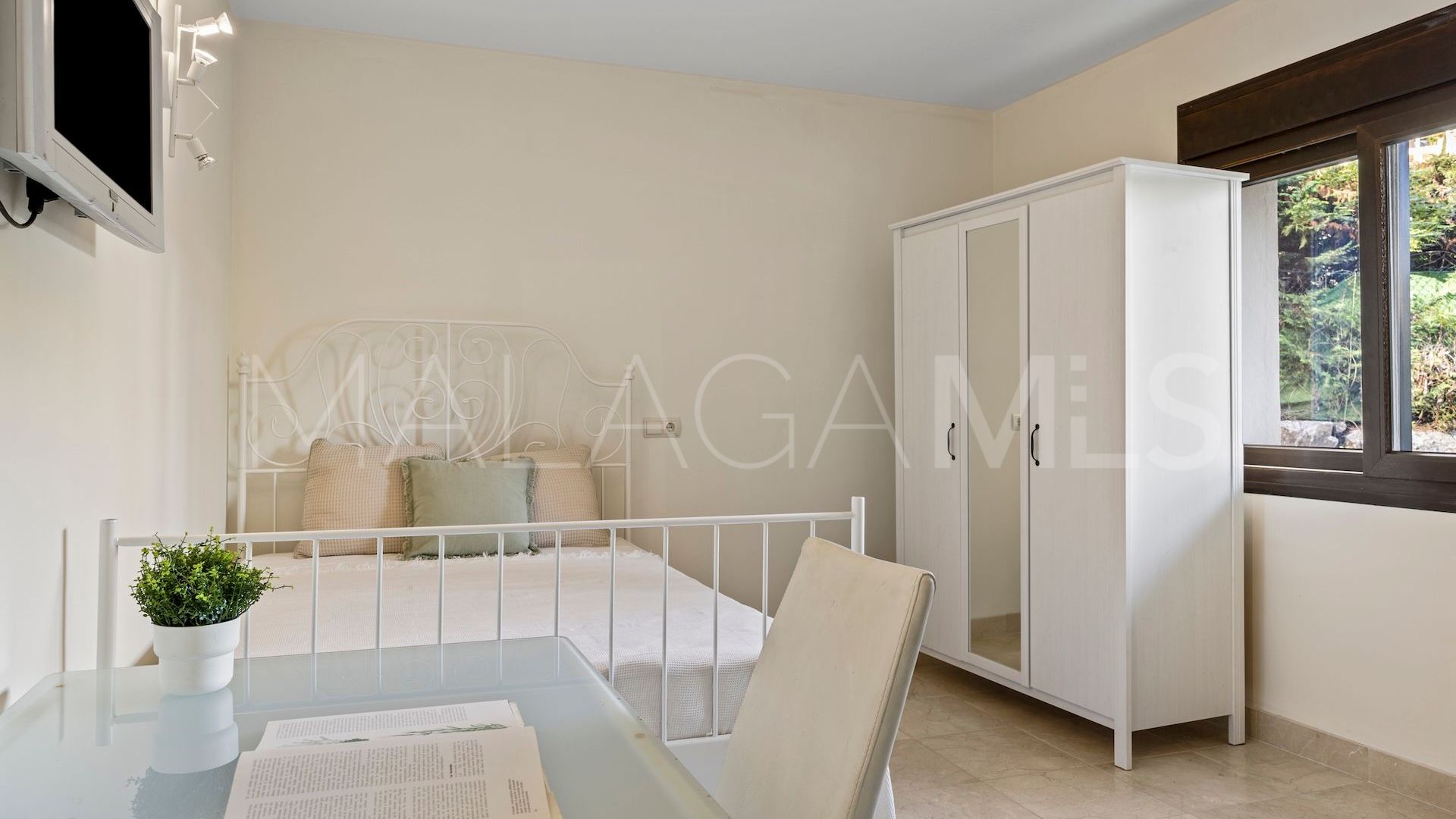 Se vende villa pareada in Los Arqueros de 6 bedrooms