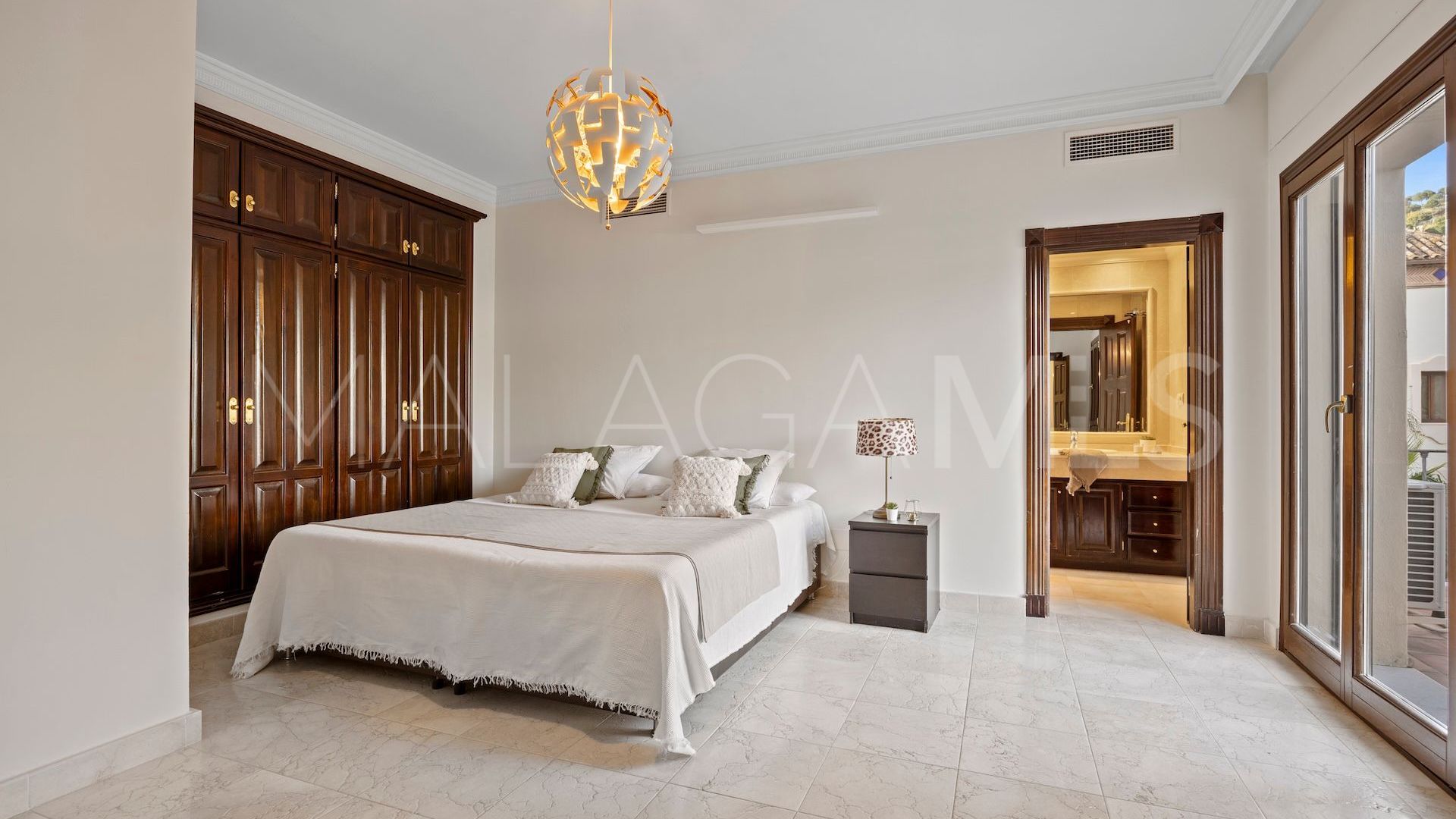 Se vende villa pareada in Los Arqueros de 6 bedrooms