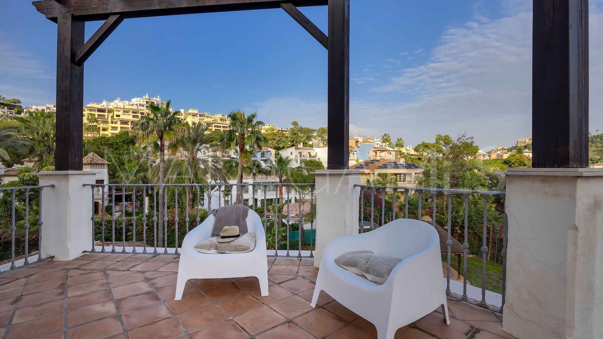Se vende villa pareada in Los Arqueros de 6 bedrooms
