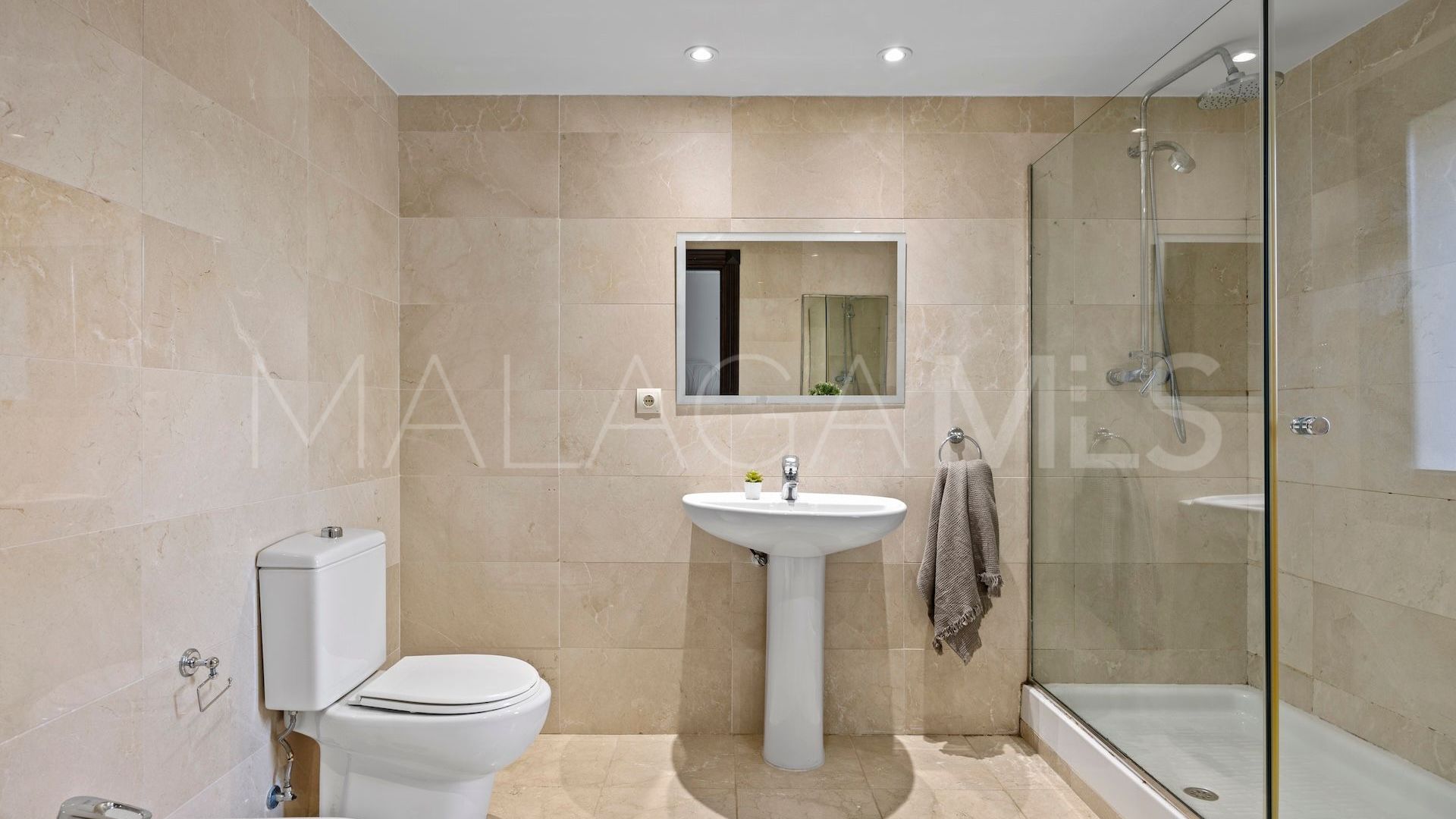Se vende villa pareada in Los Arqueros de 6 bedrooms