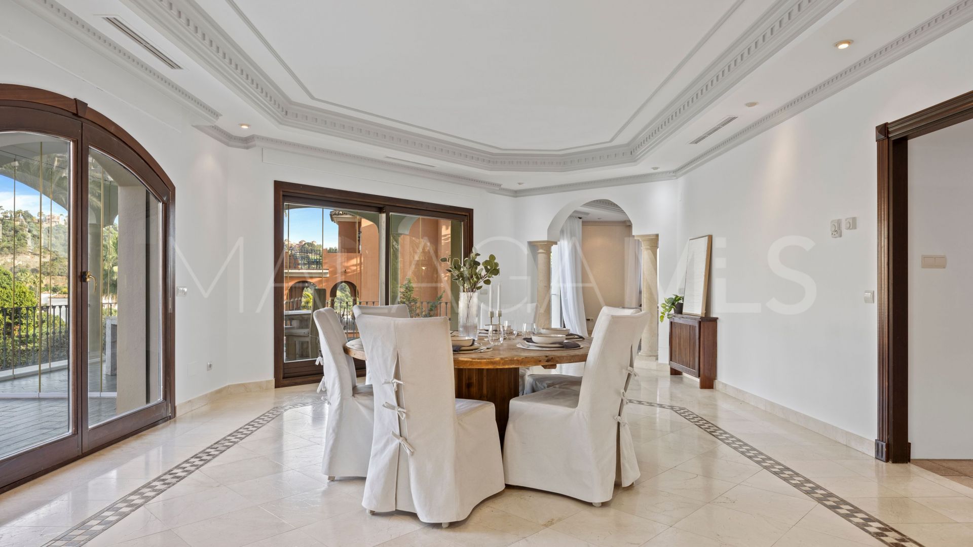 Se vende villa pareada in Los Arqueros de 6 bedrooms