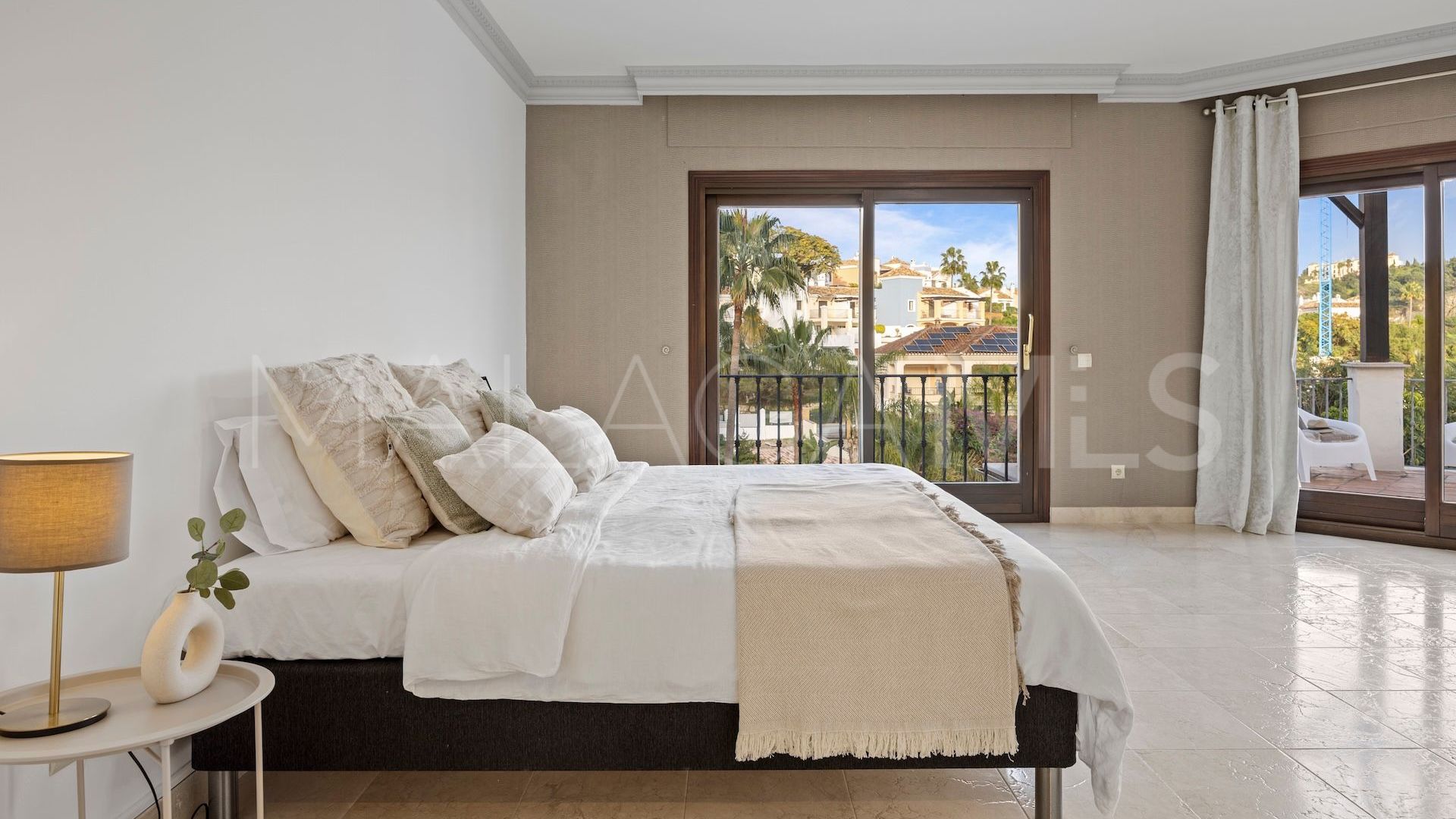 Se vende villa pareada in Los Arqueros de 6 bedrooms