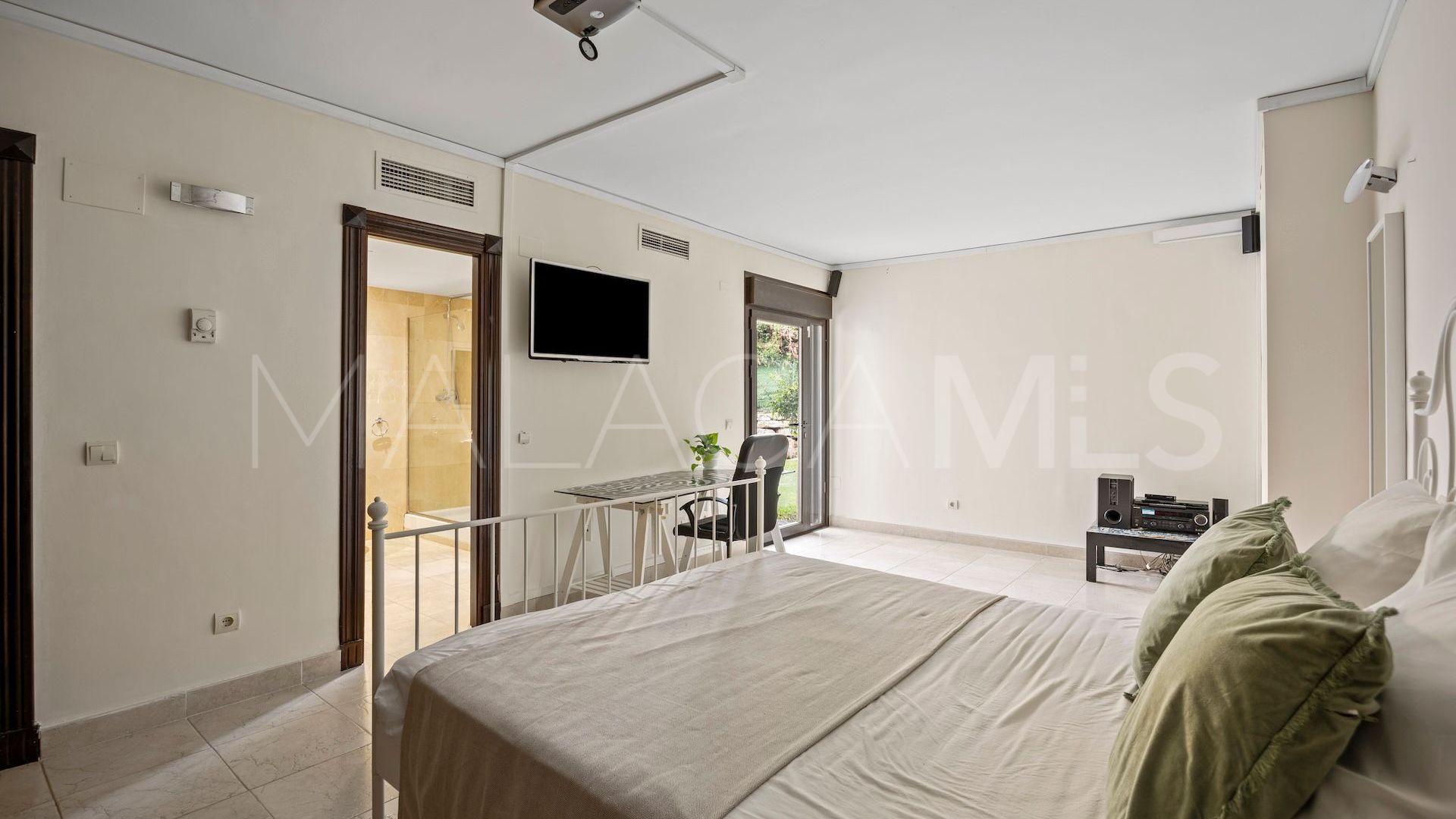 Se vende villa pareada in Los Arqueros de 6 bedrooms