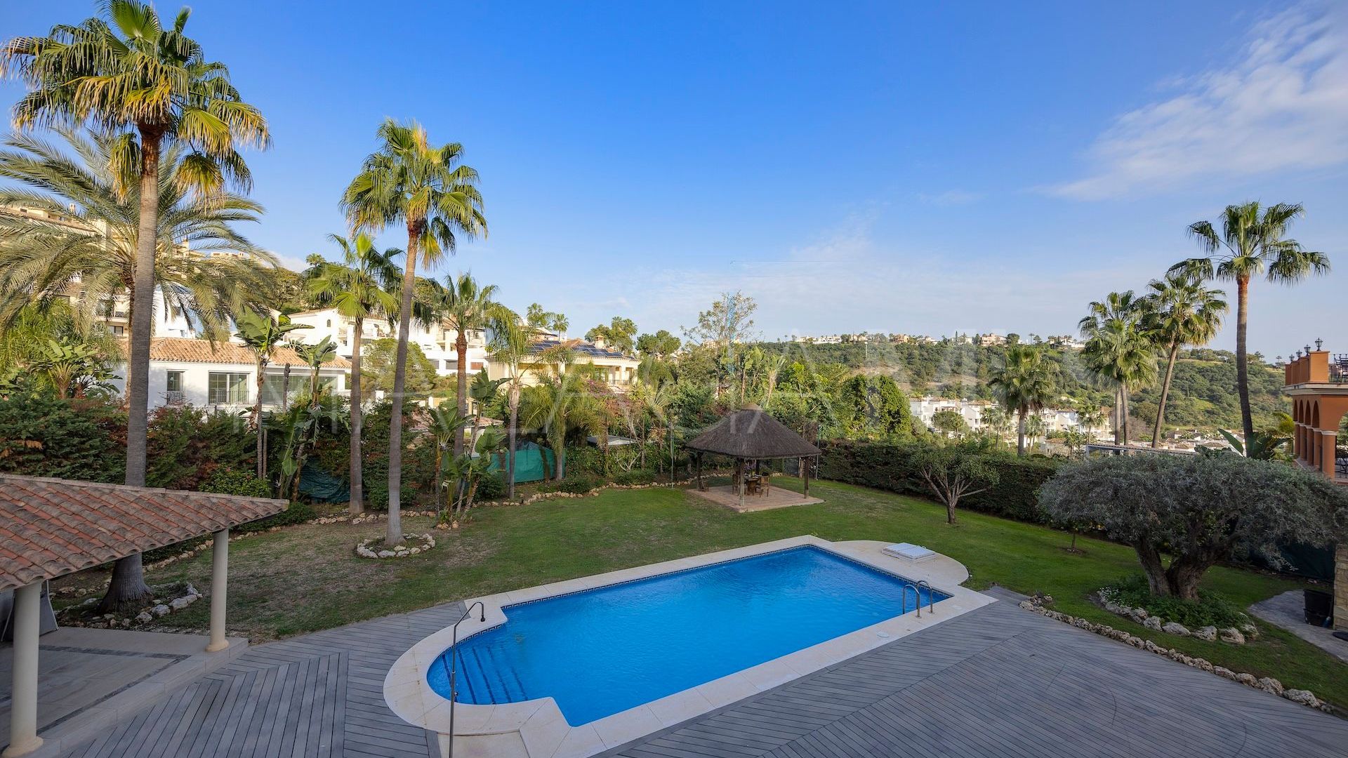 Se vende villa pareada in Los Arqueros de 6 bedrooms