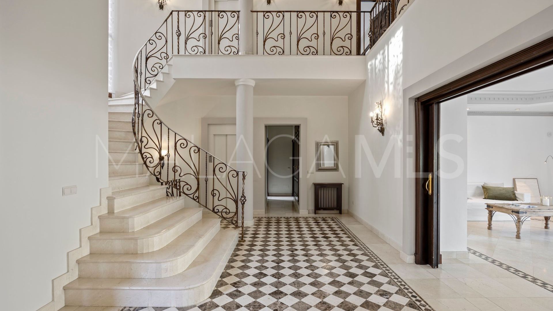 Se vende villa pareada in Los Arqueros de 6 bedrooms