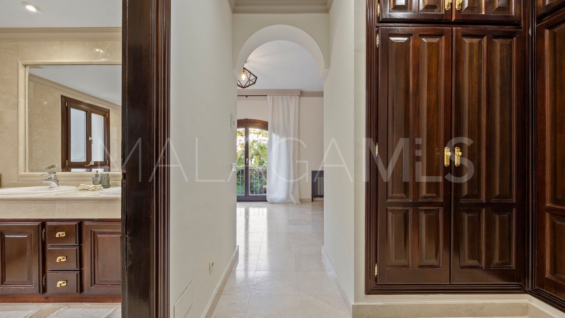 Se vende villa pareada in Los Arqueros de 6 bedrooms