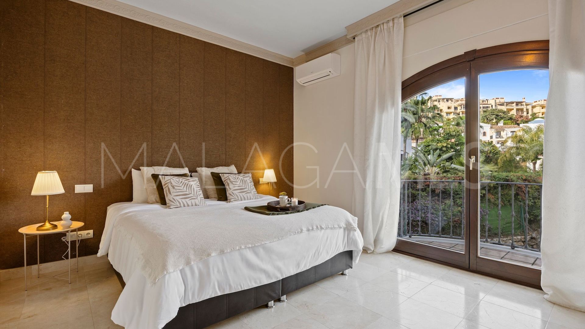 Se vende villa pareada in Los Arqueros de 6 bedrooms