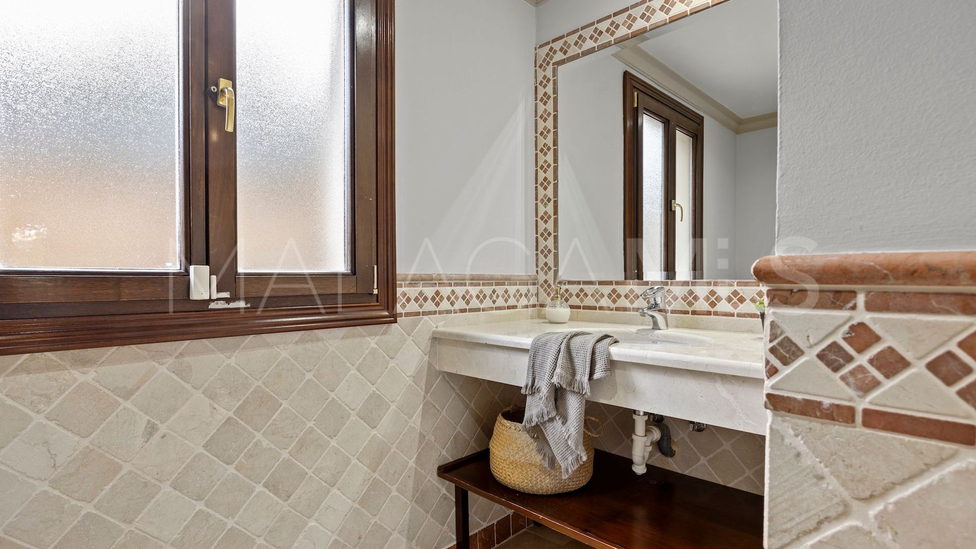 Se vende villa pareada in Los Arqueros de 6 bedrooms