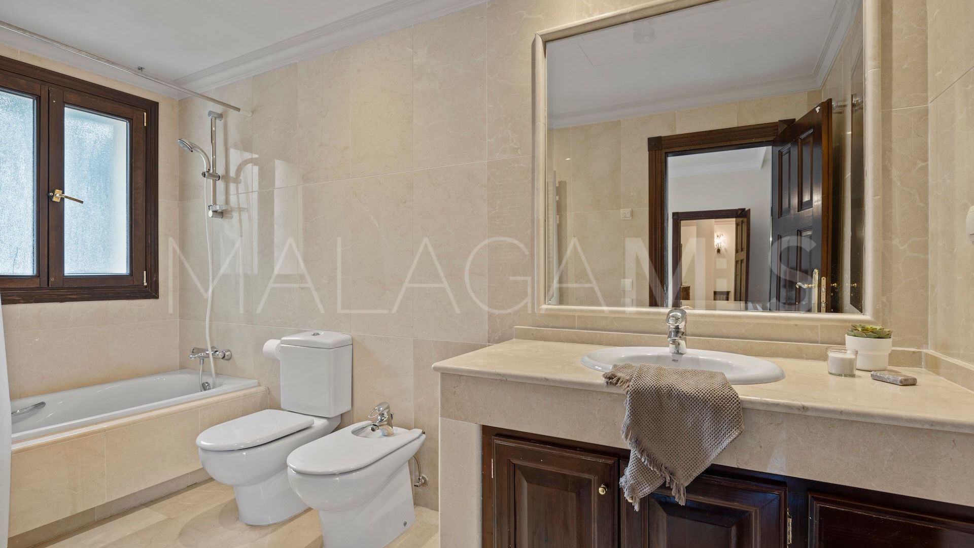 Se vende villa pareada in Los Arqueros de 6 bedrooms