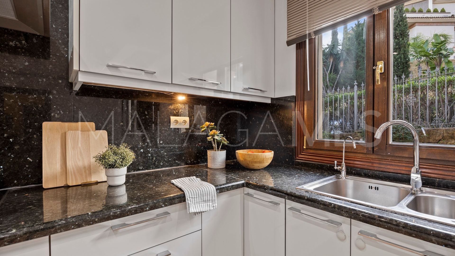 Se vende villa pareada in Los Arqueros de 6 bedrooms